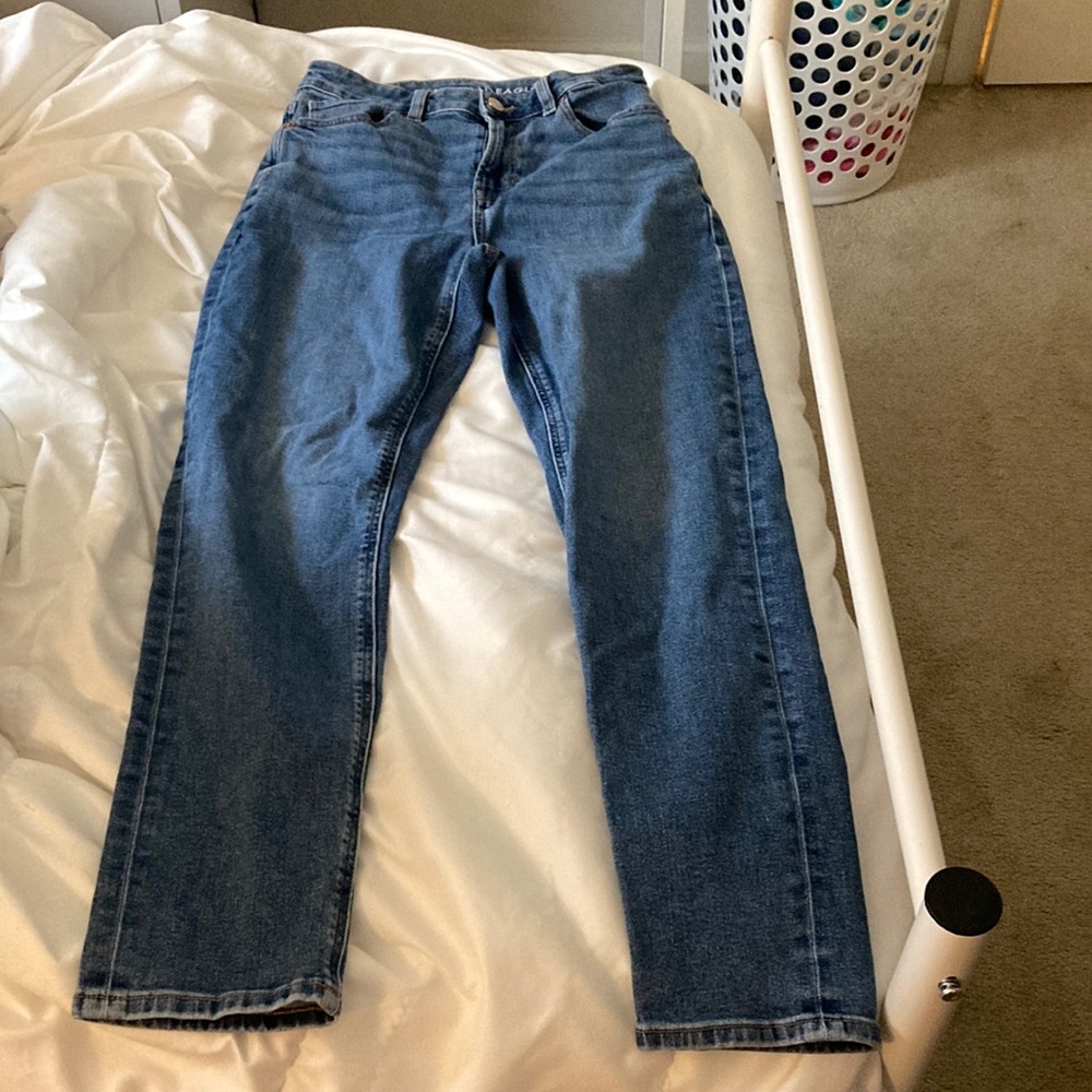 American Eagle High Rise Mom Jeans (Size 2)